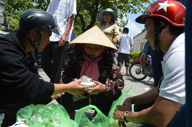 Báo Tiền Phong phát 200 suất cơm miễn phí - ảnh 7
